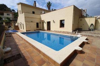 Casa aparellada  Urbanització mas tomasi de baix. Casa pareada con 6 habitaciones con piscina y vistas a la montañ
