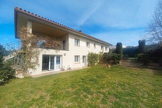 Casa  Carrer del figuerar. Gran casa con jard�n privado y piscina
