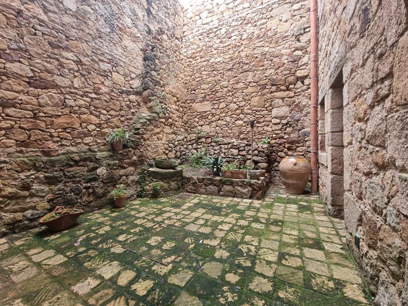 Foto ce616b2e-1131-44e0-a78a-317c383572ee. Masía en carrer de les placetes 8 casa de piedra en el casco antiguo en Pals