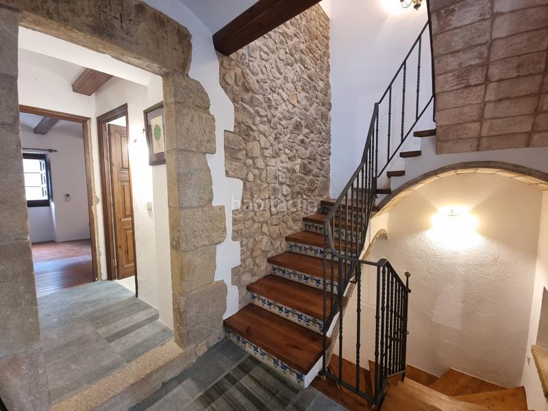 Foto ef63a70a-edd8-4ef0-a391-b99ad15263e4. Masía en carrer de les placetes 8 casa de piedra en el casco antiguo en Pals