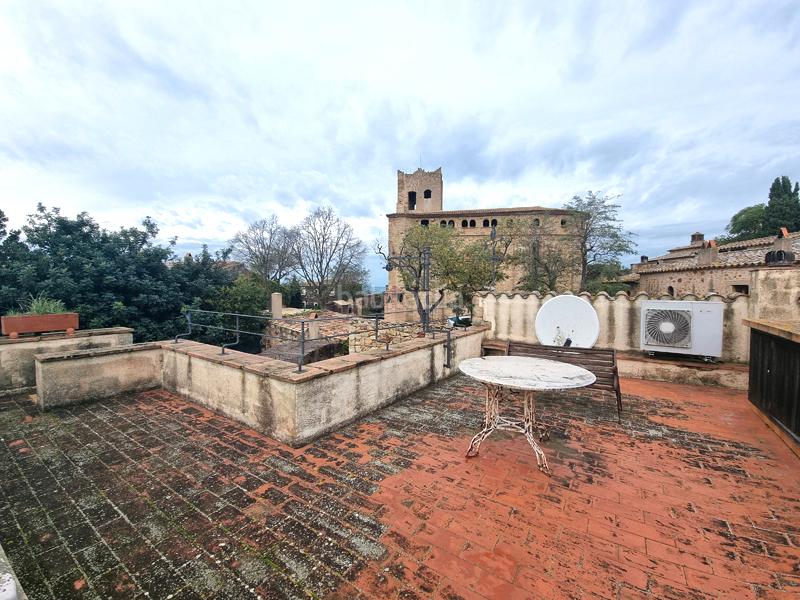 Foto f3610284-5a53-4a3d-9d02-0c628a06996d. Masía en carrer de les placetes 8 casa de piedra en el casco antiguo en Pals