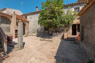 Masia a Carrer cases noves 7. Casa de pueblo con gran patio para reformar – regencós