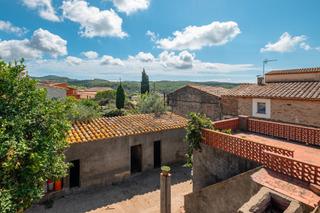 Mas  Carrer cases noves 7. Casa de pueblo con gran patio para reformar – regencós
