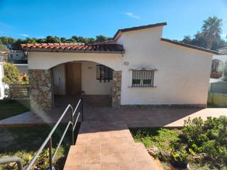 Casa adossada a Carrer viena 13. Acogedora casa pareada en la parte baja de mas tomas