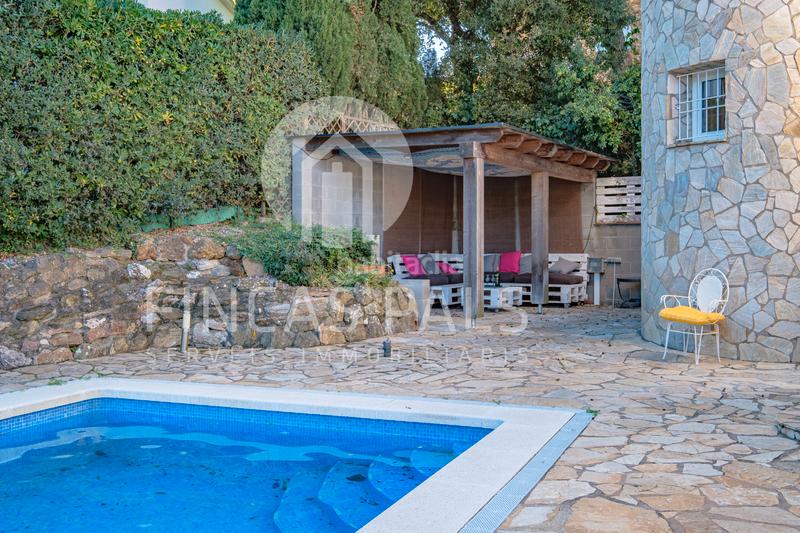 Foto 1d68cc3a-e98a-49a0-9970-2dc06472e6b7. Xalet amb xemeneia aparcament piscina a Pals