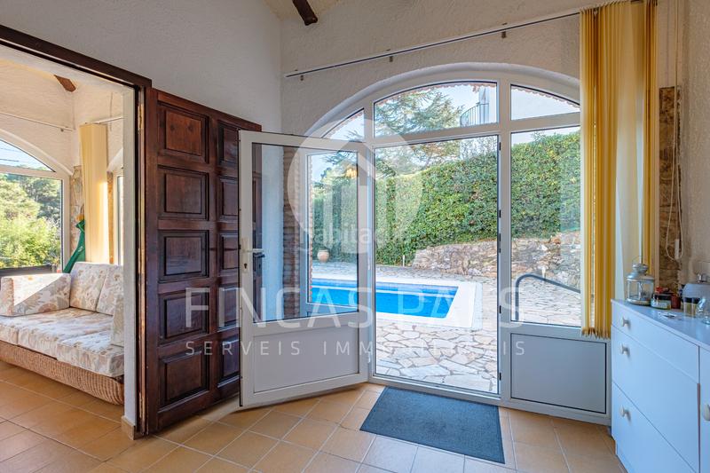 Foto 4a68d758-6e8f-4432-a6ea-731de012cc6b. Xalet amb xemeneia aparcament piscina a Pals