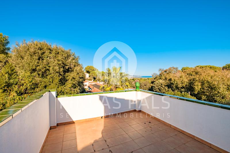 Foto 4d184501-9033-42b4-8f5d-8feb5f2175ff. Xalet amb xemeneia aparcament piscina a Pals