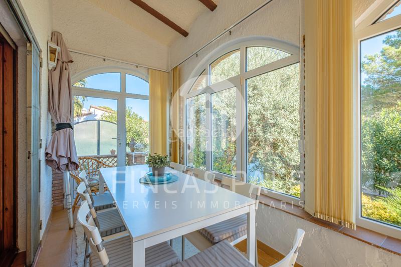 Foto 8511178f-f75c-4f9f-b23e-7c4a784f2db8. Xalet amb xemeneia aparcament piscina a Pals