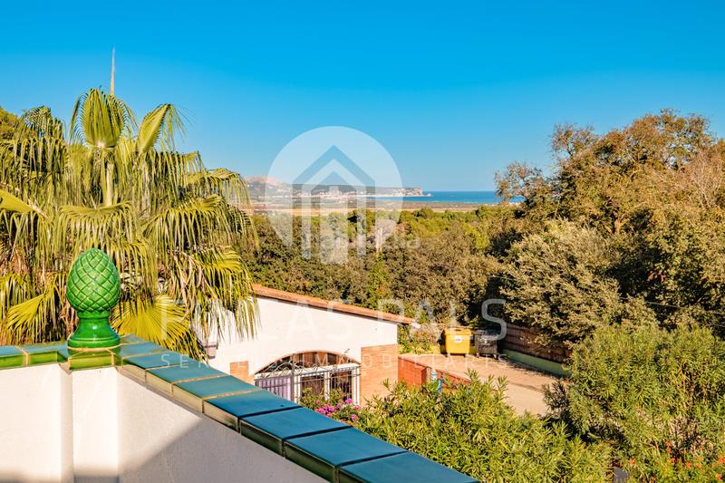 Foto 8c2c096b-6a30-450a-ba76-e66473df1367. Xalet amb xemeneia aparcament piscina a Pals