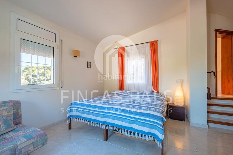 Foto b11c98a4-6b0b-4644-89ae-1a8c2154d899. Xalet amb xemeneia aparcament piscina a Pals