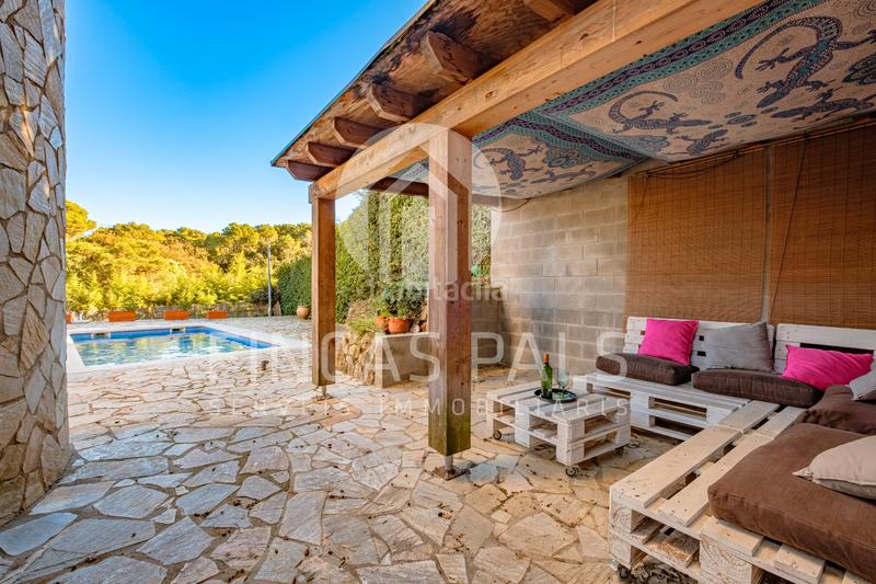 Foto d73c055b-60b0-4a75-b097-763f61eee612. Xalet amb xemeneia aparcament piscina a Pals