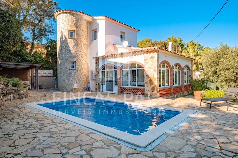 Foto e01cd373-3cfc-47ac-b4b7-6bde05d55c77. Xalet amb xemeneia aparcament piscina a Pals