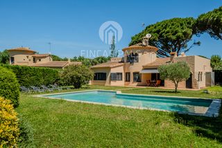 Xalet a Carrer dels jonquers 2. Fant�stica casa con jard�n y piscina