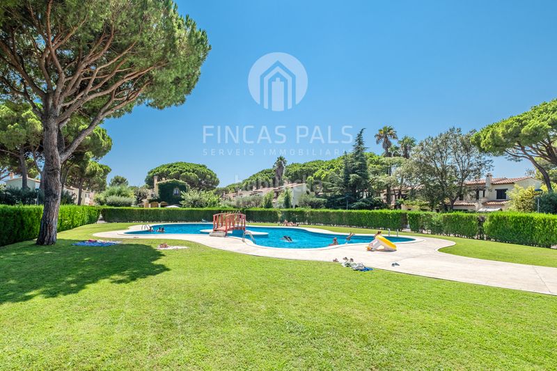 Foto 7422a361-e034-467d-b375-45c9615b03f5. Casa aparellada amb xemeneia calefacció aparcament piscina a Pals