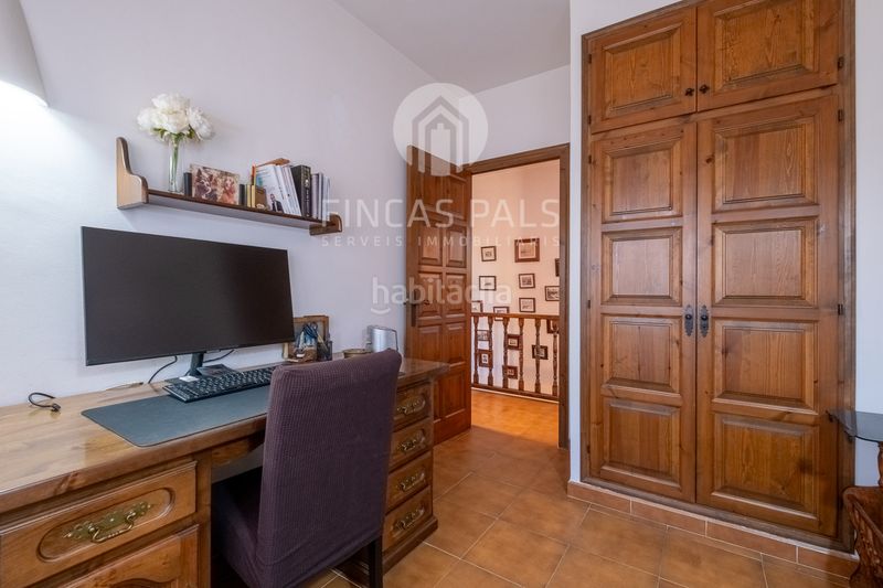 Foto a3b997e9-8b46-45a0-a56c-1b6d3b4ab854. Casa aparellada amb xemeneia calefacció aparcament piscina a Pals