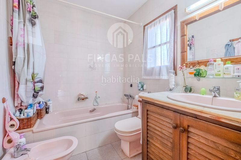 Foto c0a661b9-4e07-4eb9-bd33-8a22a337470c. Casa aparellada amb xemeneia calefacció aparcament piscina a Pals