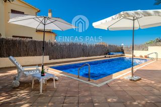 Chalet  Carrer suïssa 62. Bonita casa en torre gran
