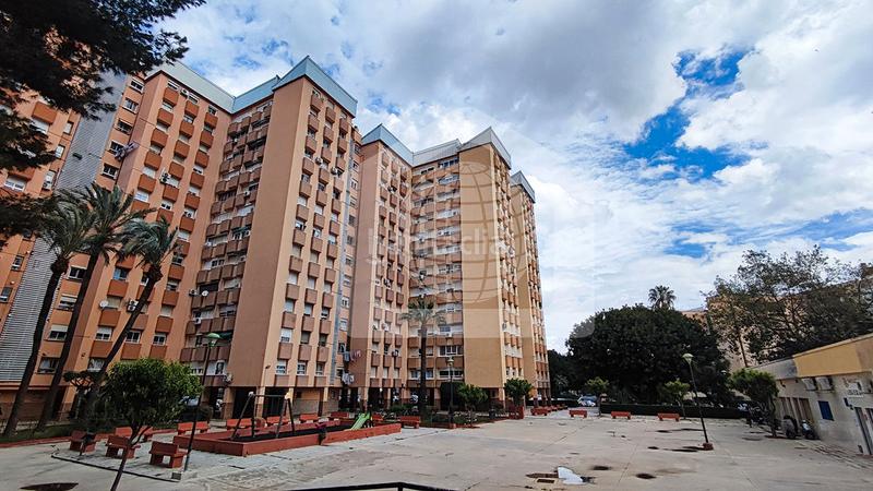 Foto fae1b1b8-d115-476c-9347-97da360602eb. Piso  en venta en calle simeón giménez reyna en Málaga