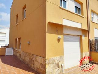Casa adossada a Cunit Residencial. Chalet adosado esquinero con patio, terraza y parkin al 100 de f