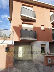 Casa adossada a Constantí. Adosado esquinero con gran jardín y garaje de 47 m en constanti