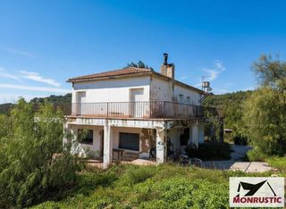 Masia a Maslloren�. Finca r�stica con vivienda a reformar  parcela anexa en masllore