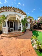Xalet a Platja de Mont-roig. Chalet independiente en miami platja