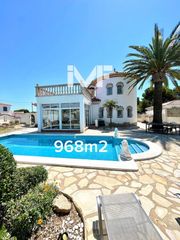 Chalet in Centre. Casi 1.000m2 de parcela chalet independiente