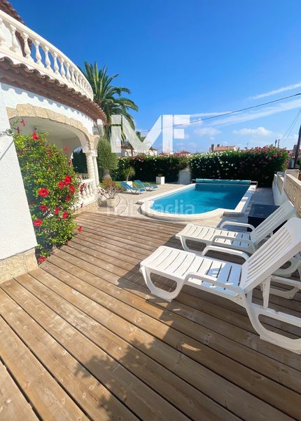 Foto bebaed8e-7caa-419e-aa14-2a25cb748130. Xalet amb aparcament piscina a Centre Miami Platja