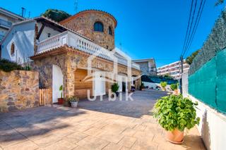 Chalet  Carrer víctor català. Casa en playa de aro
