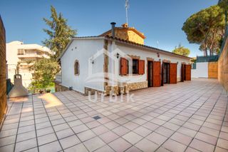 Chalet  Carrer víctor català. En zona tranquila