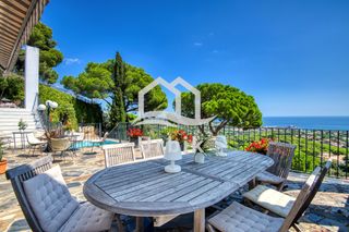 Chalet en Carrer puig romaní 19. Casa con vistas al mar.