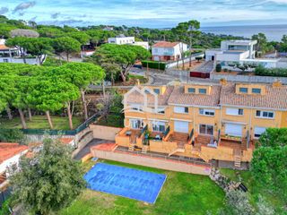 Casa adossada  Passeig safir. Con jard�n privado