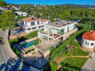 Chalet in Los Pinos-Politur. Casa  moderna con vistas espectaculares  al mar.
