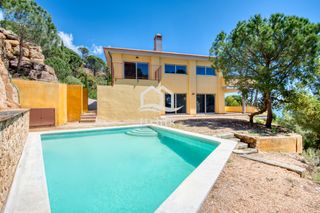 Xalet a Carrer de mas pei 88. Vivienda exclusiva en punta brava con impresionantes vistas al m