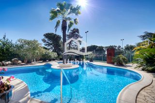 Chalet en Los Pinos-Politur. Casa de disseny exclusiu amb piscina i vistes al mar a platja d'