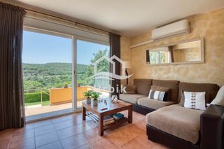 Semi detached house in Passeig safir 35. Con piscina comunitaria