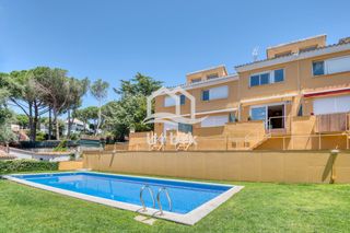 Casa adossada  Passeig safir 35. Con piscina comunitaria