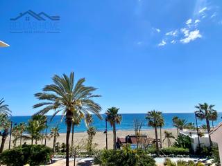 Maison à Puerto de Estepona. Casa en primera línea de playa