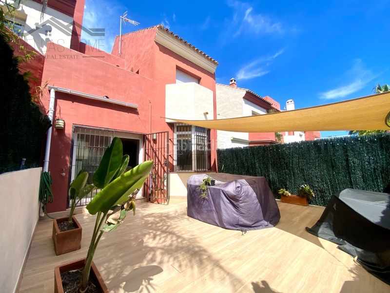 Foto 096b292c-9991-442d-bd57-2bbe8cedd2e9. Casa adossada amb aparcament piscina a La Concha - Resina Golf Estepona
