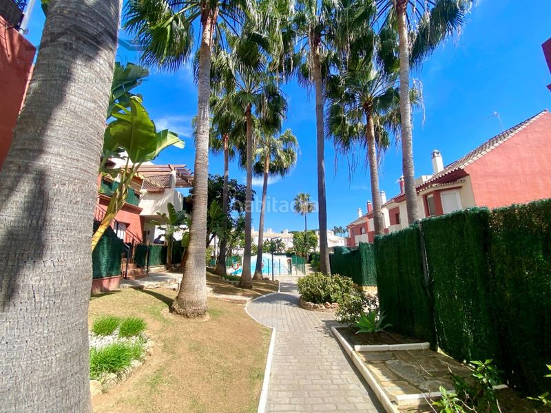 Foto 1e665450-ce27-47be-acaa-f6dada6b2777. Casa adossada amb aparcament piscina a La Concha - Resina Golf Estepona