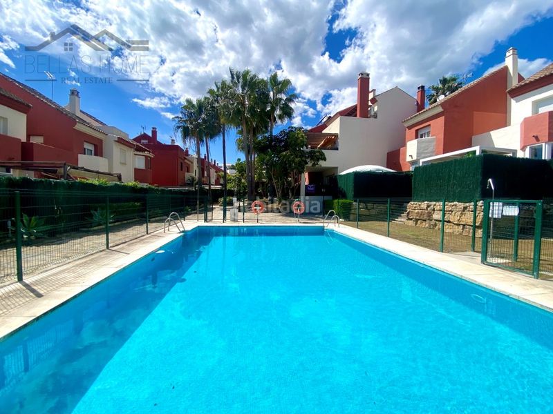 Foto 511b6761-fef9-4ee2-bdc1-0980054e1f51. Casa adossada amb aparcament piscina a La Concha - Resina Golf Estepona
