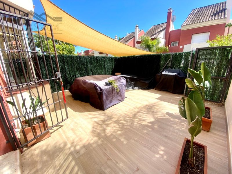 Foto a0b6ab5a-c21a-44ff-beab-751e2f93f926. Casa adossada amb aparcament piscina a La Concha - Resina Golf Estepona
