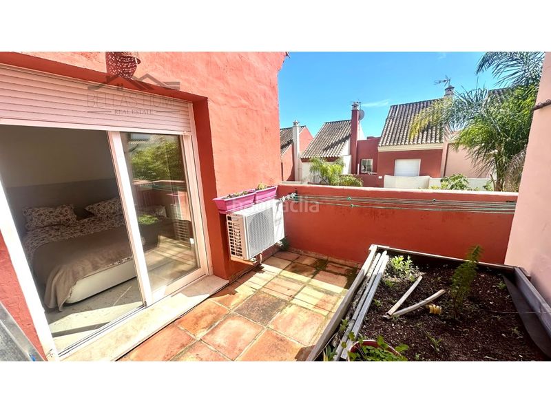 Foto dbf9ebb0-9889-4a77-9335-9788c5378e72. Casa adossada amb aparcament piscina a La Concha - Resina Golf Estepona