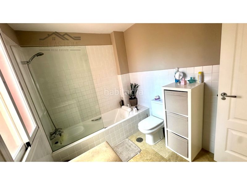 Foto ec8968d3-52e5-4bfb-8ff5-eab511e89532. Casa adossada amb aparcament piscina a La Concha - Resina Golf Estepona
