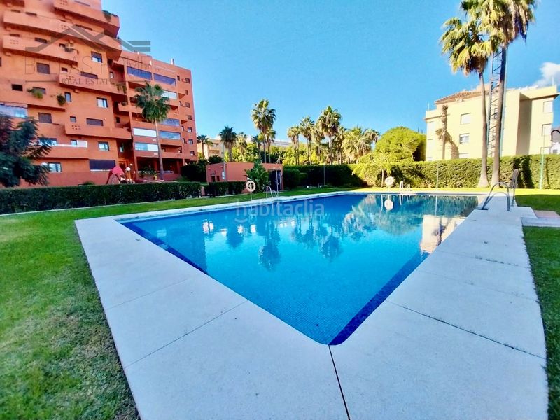 Foto 4d1c1402-d44a-4141-ac60-e3d7d6643b0a. Pis amb aparcament piscina a puerto de Estepona Estepona