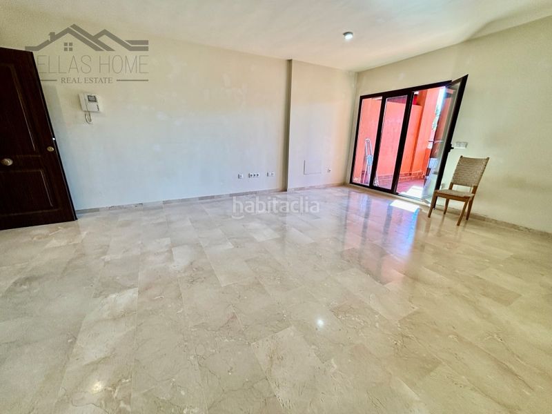 Foto db60e7fe-a559-4449-9d17-21649385d8e1. Pis amb aparcament piscina a puerto de Estepona Estepona