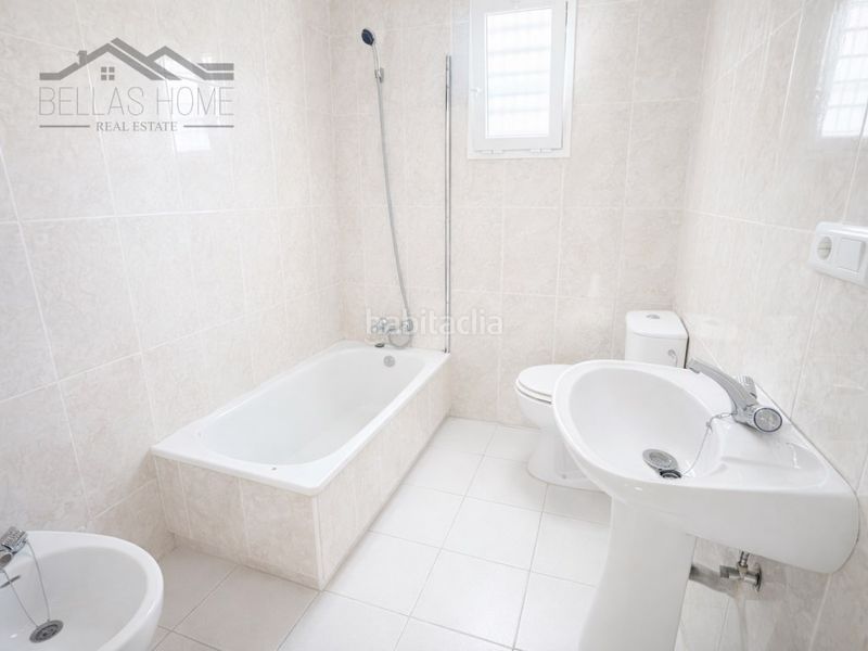 Foto 1612b6f4-5b2a-4458-938d-cac0a811ce19. Casa adossada a Centro Estepona