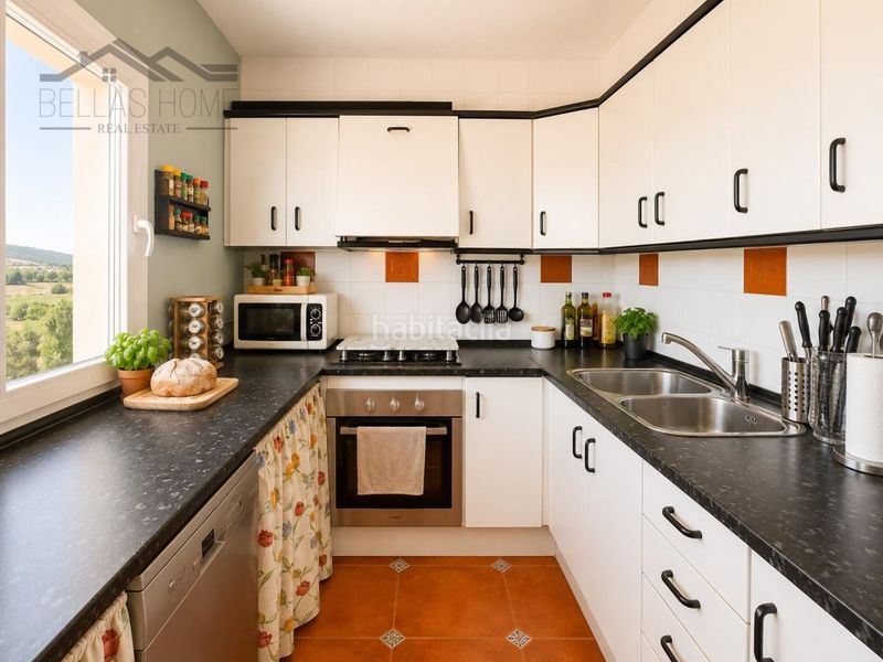 Foto a119484e-e7ab-44d0-bbda-c3a07e24011c. Casa adossada amb aparcament a Manilva pueblo Manilva