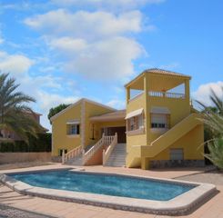 Chalet  Gran v�a de la manga. Se vende chalet en la manga del mar menor