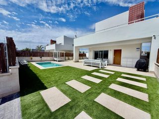 Casa en Pilar de la Horadada Ciudad. Se vende chalet de lujo en pilar de la horadada